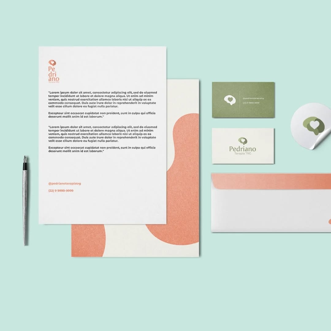 Mockups de papelaria da marca Pedriano Terapia TRG - Manuel Silva Design, contendo cartões de visita, papel timbrado, adesivo, envelope e caneta tinteiro.